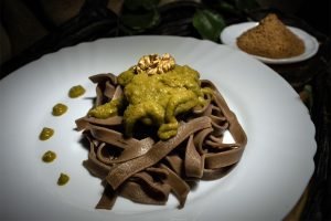 Tagliatelle al gusto di carruba servite con pesto di broccoli