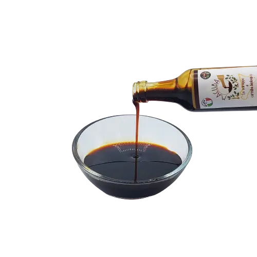 Sciroppo di carruba versato