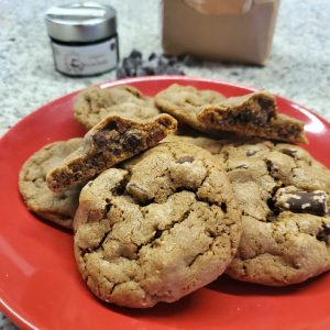 Cookies al gusto carruba e gocce di cioccolato