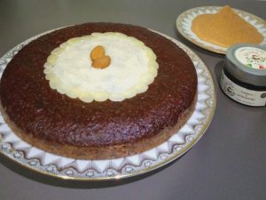 Torta con carruba e mandorle senza zucchero