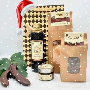 Farina, tocchetti, melassa e sciroppo di carruba in confezione speciale con effetto neve e cappellino di Babbo Natale