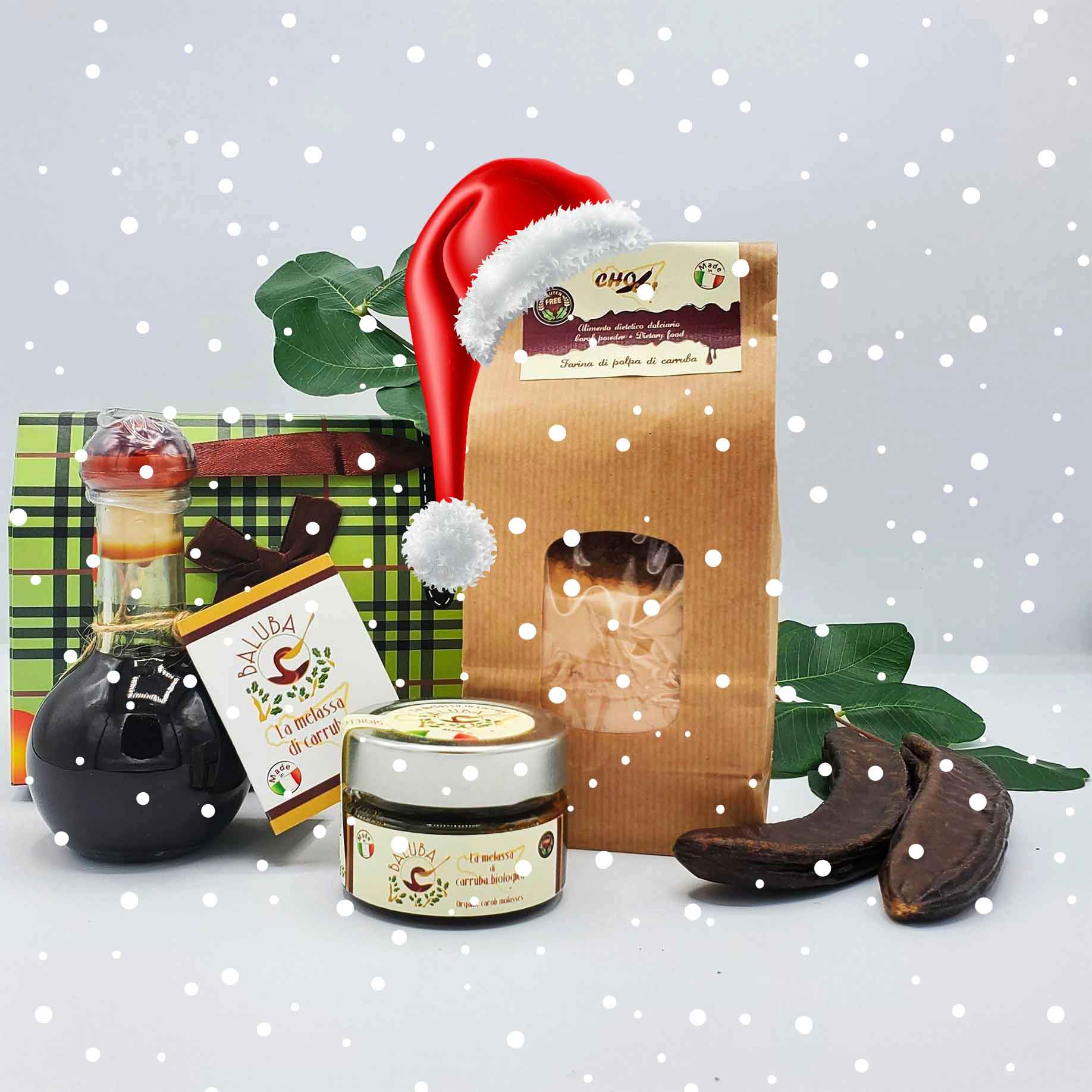 Farina, melassa e sciroppo di carruba in confezione speciale con effetto neve e cappellino di Babbo Natale