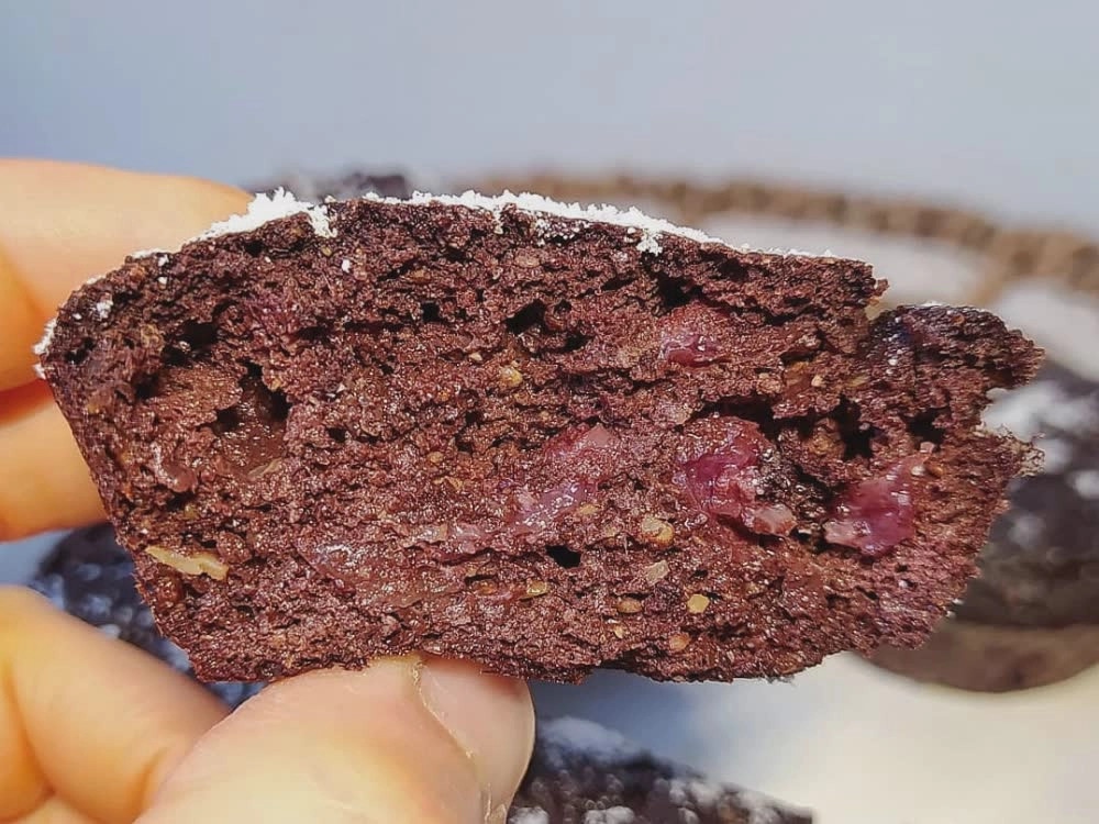 Interno di muffin al cacao, carruba e ciliegie