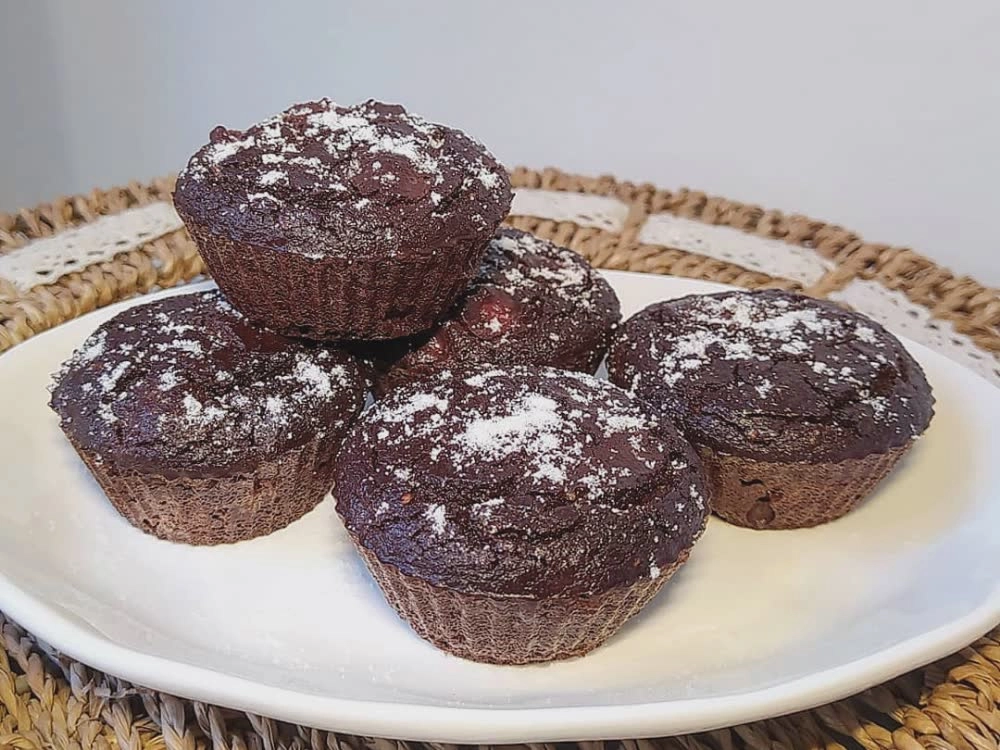 Muffin al gusto cacao, carruba e ciliegie