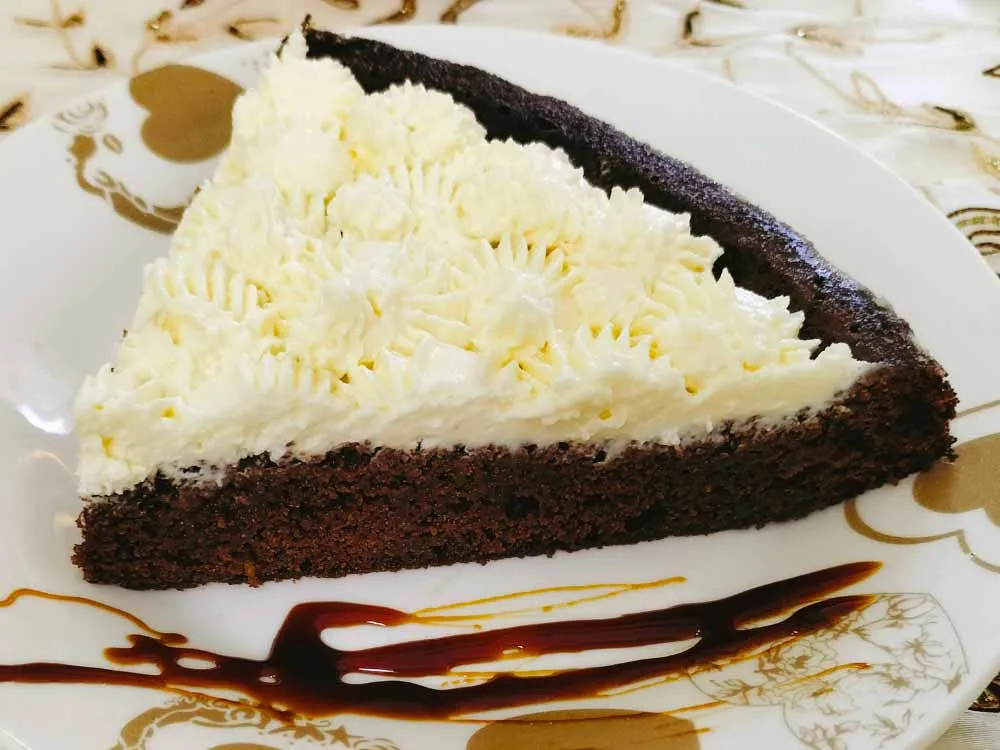 Fetta di crostata morbida carruba e mascarpone