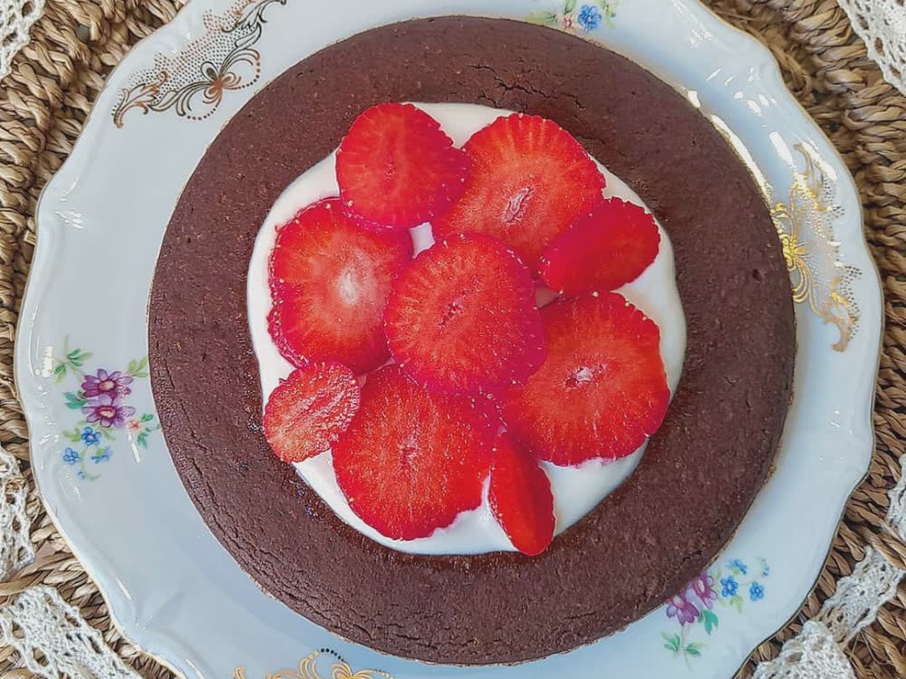 Torta piadacake alla carruba cocco e fragole