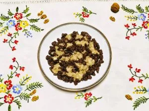 Piatto con cavatelli alla carruba conditi con pesto di noci