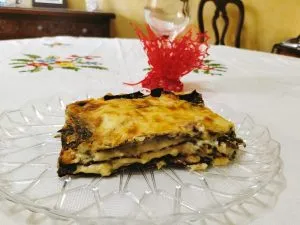 Lasagne con pasta alla carruba condite con speck e gorgonzola