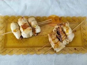 Involtini di petto di pollo e prugne serviti con sciroppo di carruba