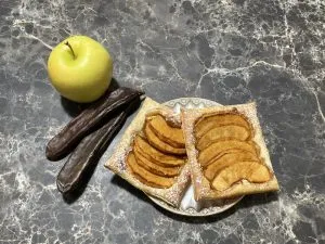 Sfogliatine alle mele con gorgonzola dolce e melassa di carruba