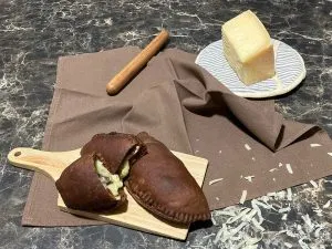 Calzoni preparati con farina di carruba e ripieni ai quattro formaggi