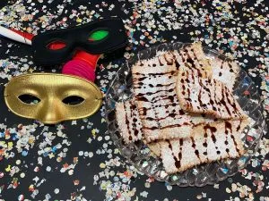 Chiacchiere di carnevale accompagnate alla melassa di carruba siciliana