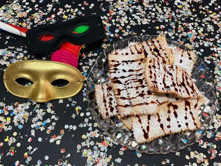Chiacchiere di carnevale accompagnate alla melassa di carruba siciliana