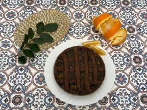 Crostata al gusto di arancia con pasta frolla alla farina e melassa di carruba