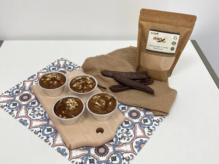Muffin preparati con fiocchi di avena e farina di carrube