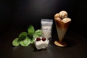Una confezione di ILCARGUM, farina di semi di carruba biologica, con gelato