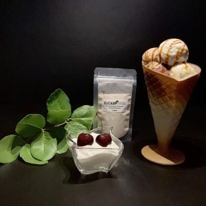 Una confezione di ILCARGUM, farina di semi di carruba biologica, con gelato