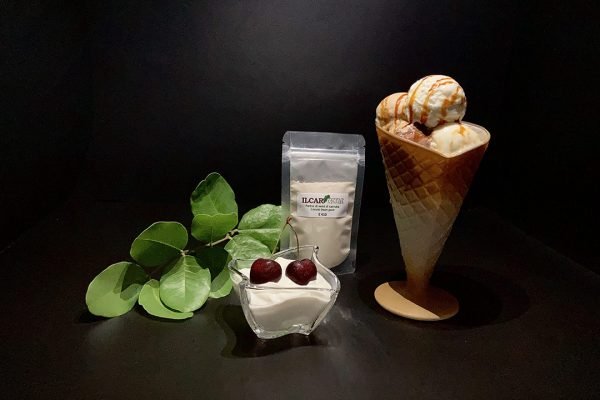 Una confezione di ILCARGUM, farina di semi di carruba biologica, con gelato